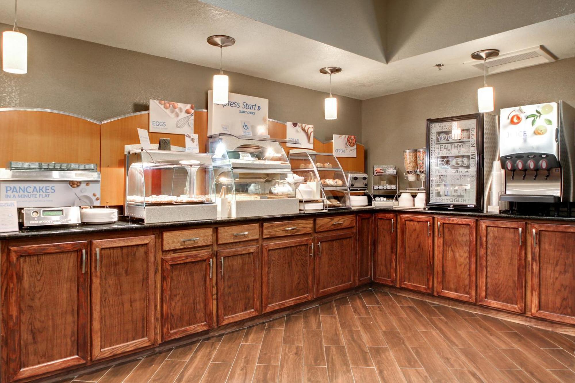 Holiday Inn Express Marshfield - Springfield Area By Ihg Exteriör bild